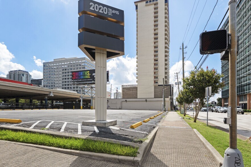 More Photos Of 2020 Travis St, Houston Freestanding For Lease