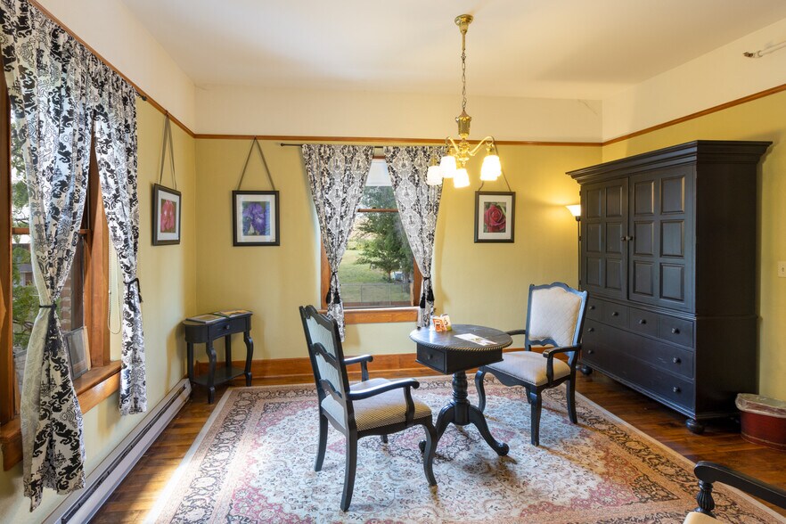 More Photos Of 40 SE Heimrich St, Dufur Hotel For Sale