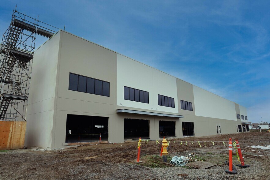 More Photos Of 1414 Commerce Way, Woodburn Industrial For Lease