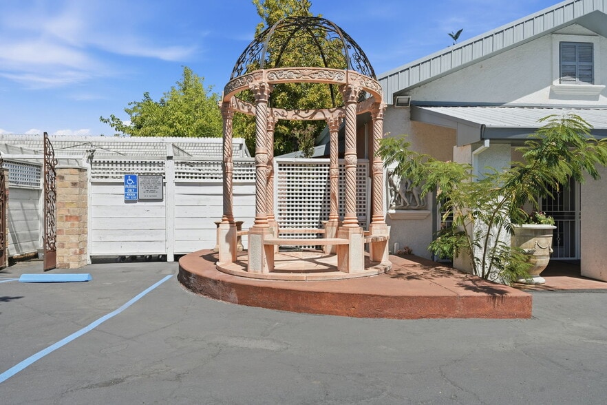 More Photos Of 870 Hartnell Ave, Redding Garden Center For Sale