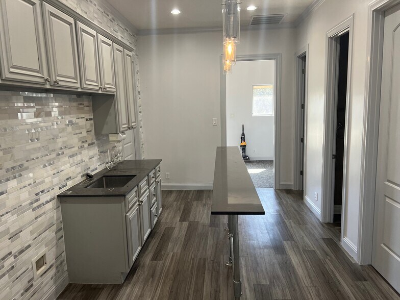 More Photos Of 15402 Dexler Dr, Austin Showroom For Lease