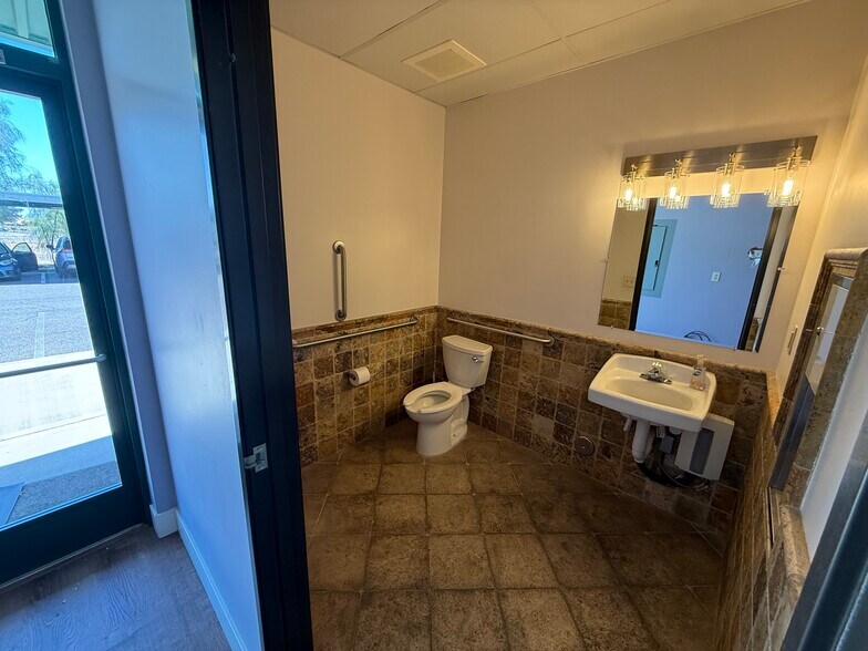 More Photos Of 1655 W Chandler Blvd, Chandler Storefront Retail Office For Lease