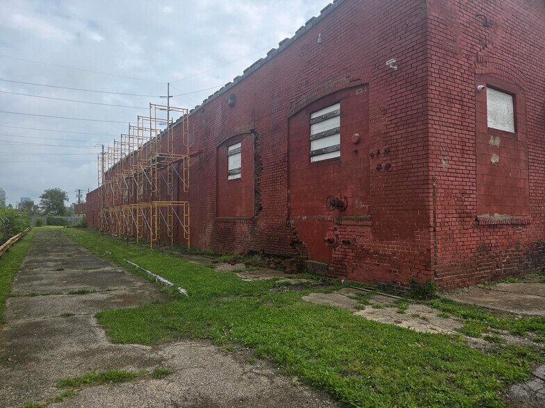 More Photos Of 1703 Madison Ave, Indianapolis Warehouse For Sale