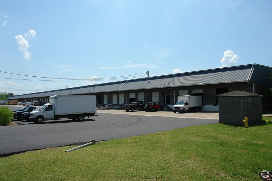 More Photos Of 1044-1052 Avondale Rd, Hendersonville Warehouse For Lease