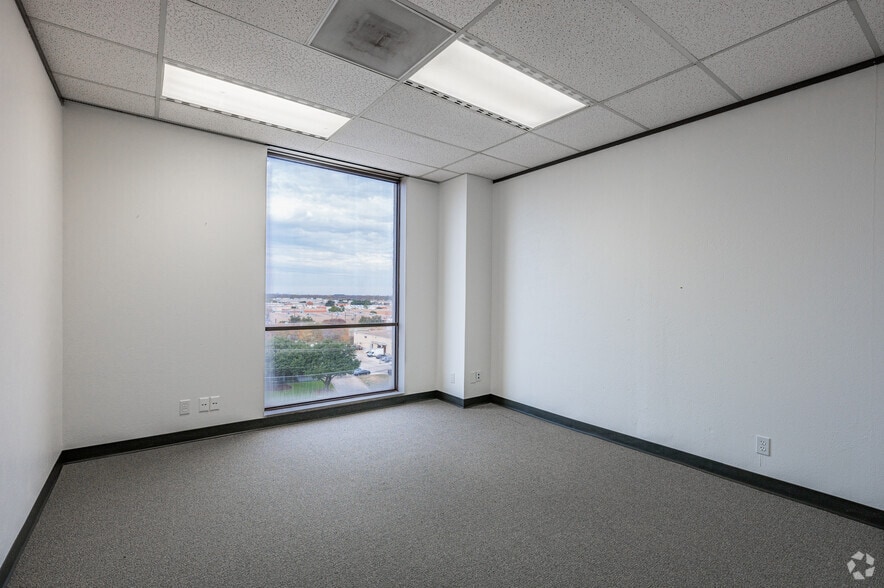 More Photos Of 1140 Empire Central Dr, Dallas Office For Sale