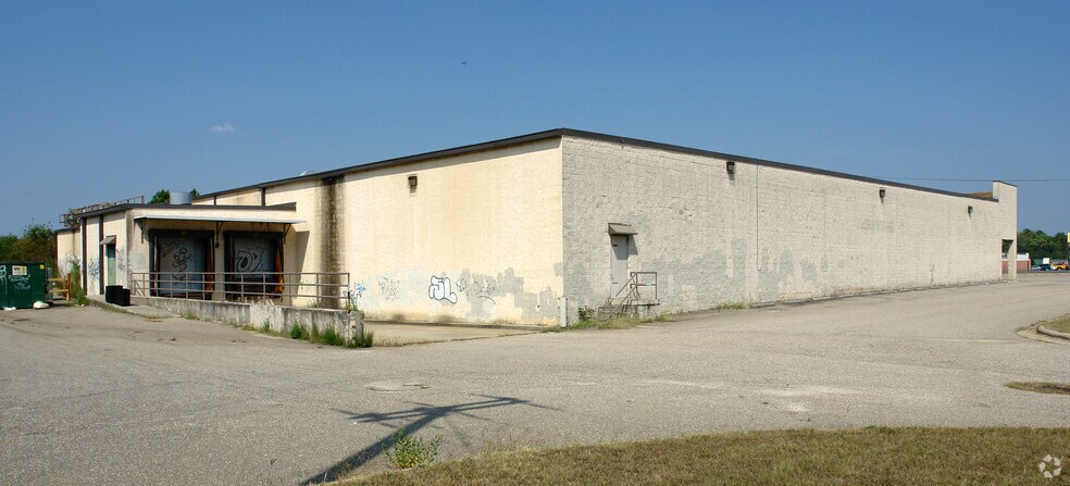 More Photos Of 1240 Ireland Dr, Fayetteville Freestanding For Lease