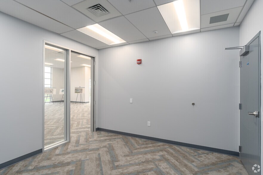 More Photos Of 1000 Carson Ct, Palmer Township Distribution For Lease