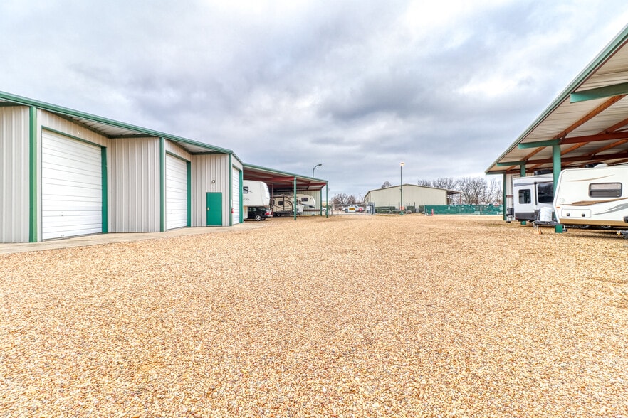 More Photos Of 6053 N McDonald St, Melissa Light Distribution For Lease