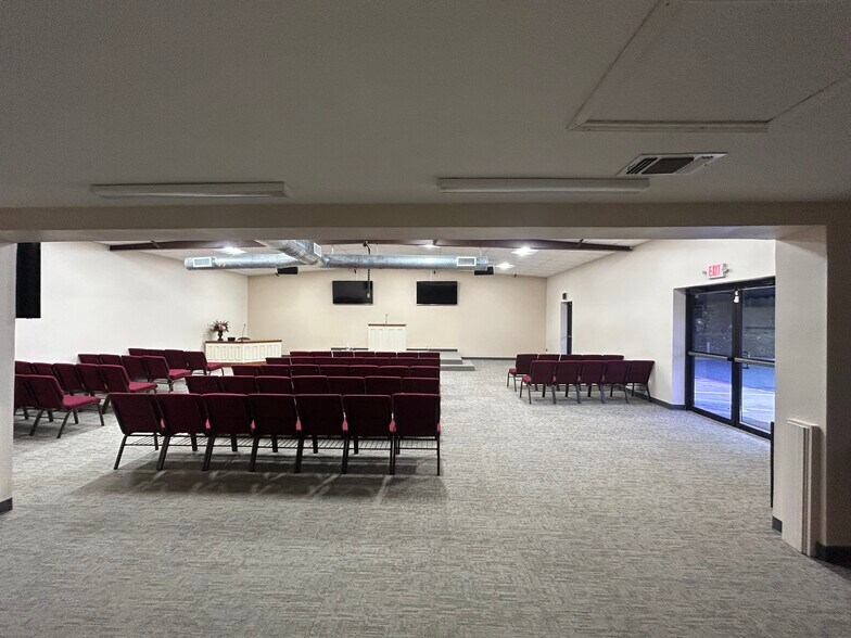 More Photos Of 100 Van Worth St, Mansfield Freestanding For Lease