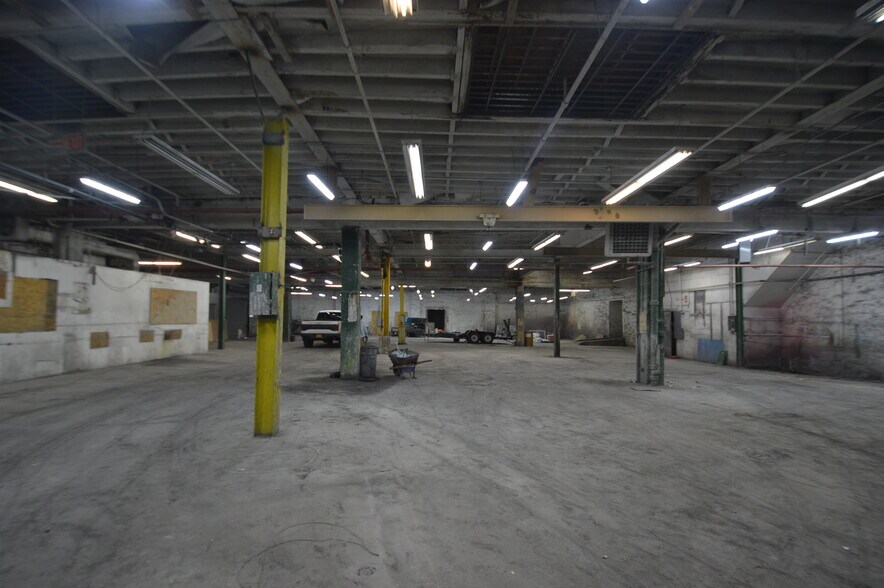 More Photos Of 805 E 139th St, Bronx Showroom For Lease