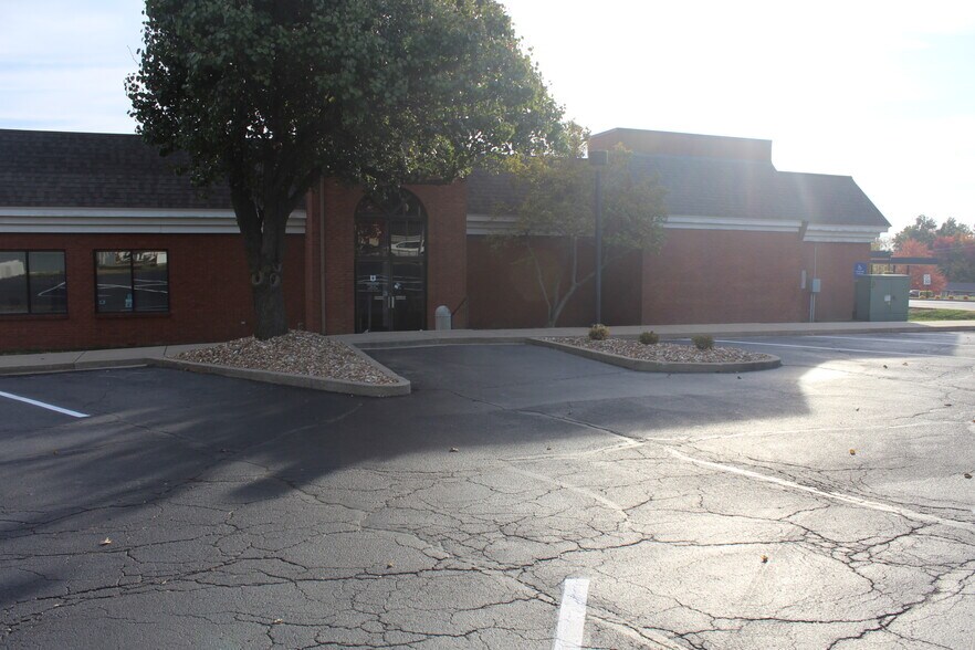 More Photos Of 311 S Main St, O'Fallon Office For Lease