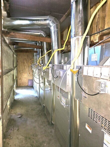 More Photos Of 512 W Egyptian Ave, Christopher Bar For Sale