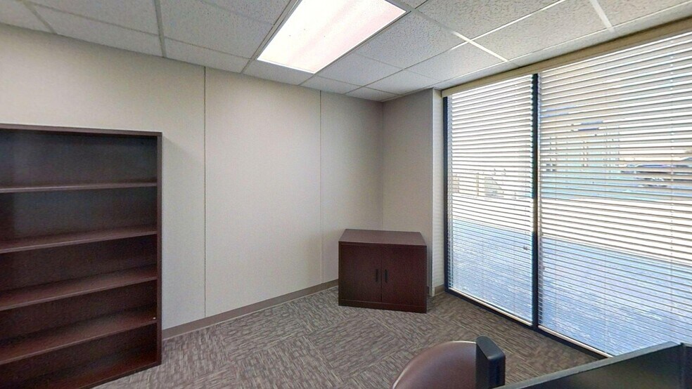 More Photos Of 901 Veterans Airpark Ln, Midland Office For Lease