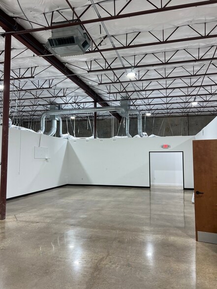 More Photos Of 10939 Shady Trl, Dallas Distribution For Lease
