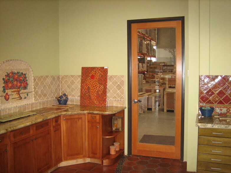 More Photos Of 7595 N San Fernando Rd, Burbank Warehouse For Lease