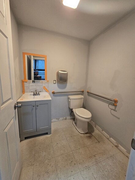 More Photos Of 14 Park Dr, Franklin Warehouse For Lease