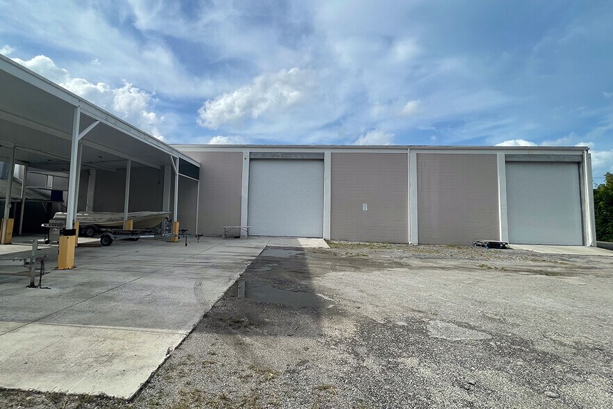 More Photos Of 3601 SE Dixie Hwy, Stuart Warehouse For Lease
