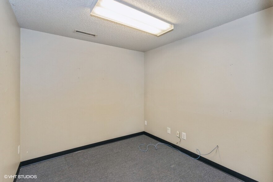 More Photos Of 1207 Highland Ct, Iowa City Showroom For Lease