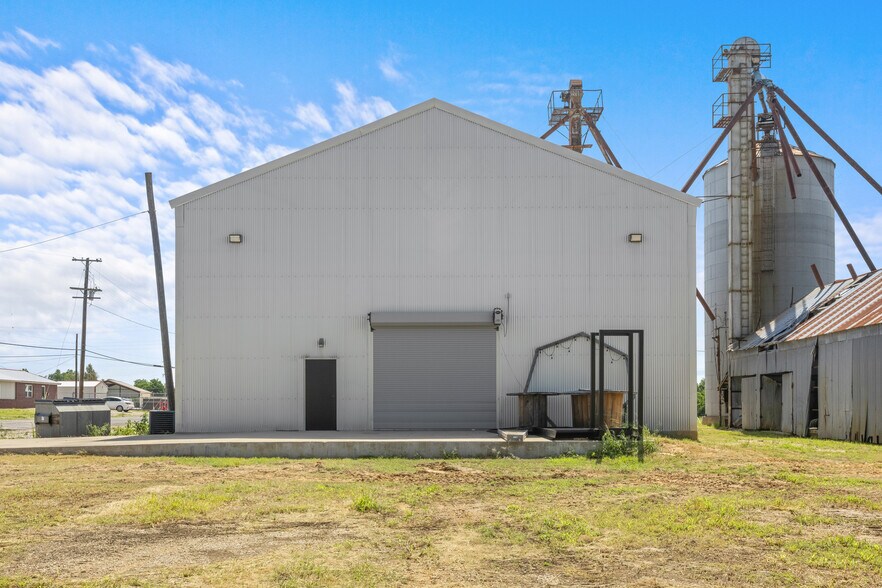 More Photos Of 151 5th St st, Honey Grove Flex For Sale