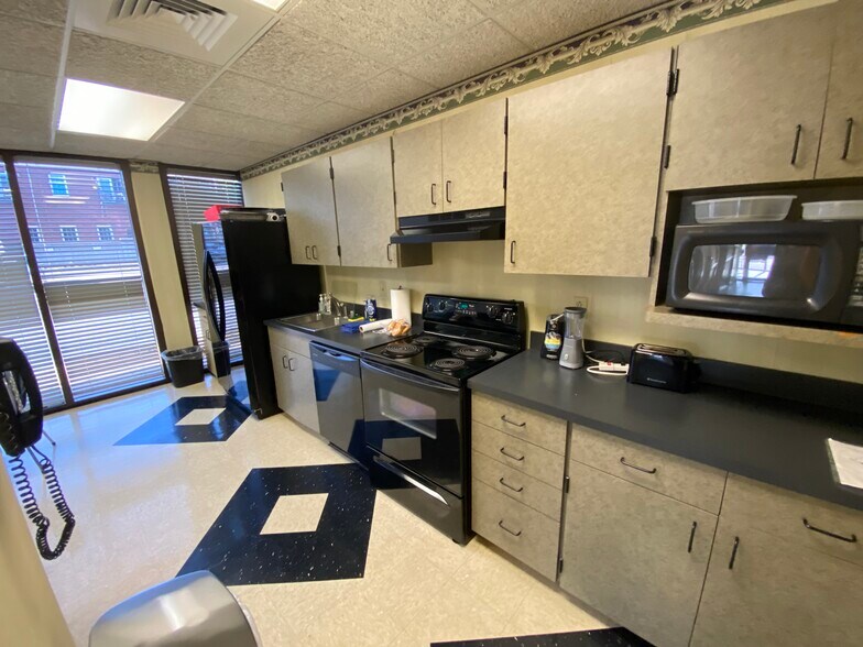 More Photos Of 100 Saint Ann St, Owensboro Office For Sale