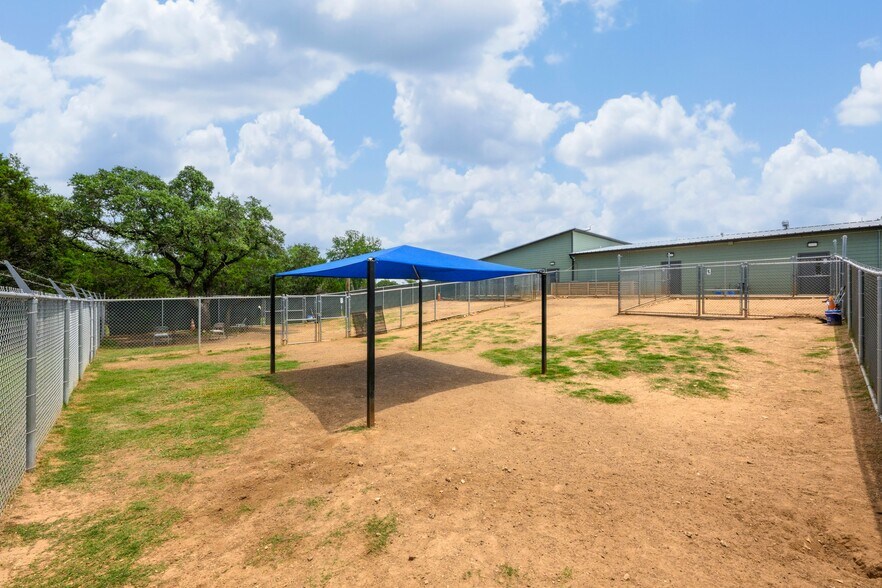 More Photos Of 1410 Live Oak Rd, Leander Showroom For Sale