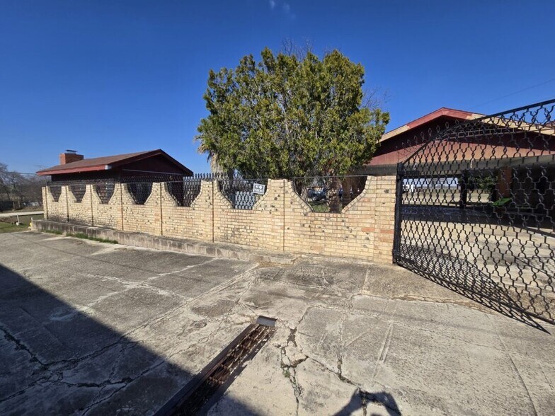 More Photos Of 8210 New Laredo Hwy, San Antonio Industrial For Sale
