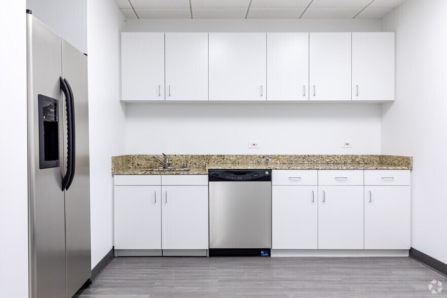 More Photos Of 1415 W 22nd St, Oak Brook Office For Lease