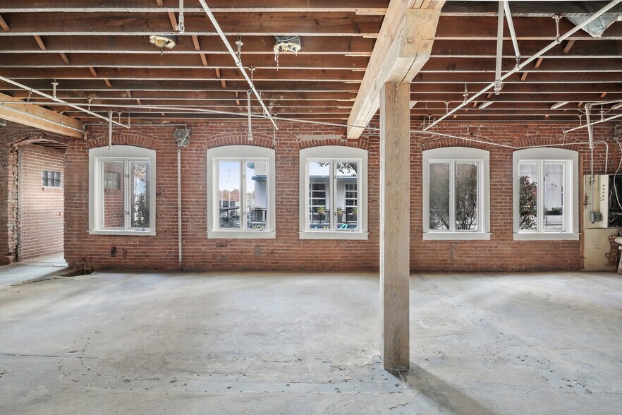 More Photos Of 410 Archibald St, Kansas City Storefront Retail Office For Sale