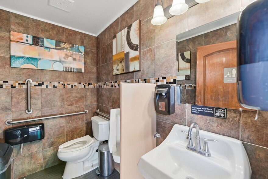 More Photos Of 1404 E College Dr, Marshall General Retail For Sale
