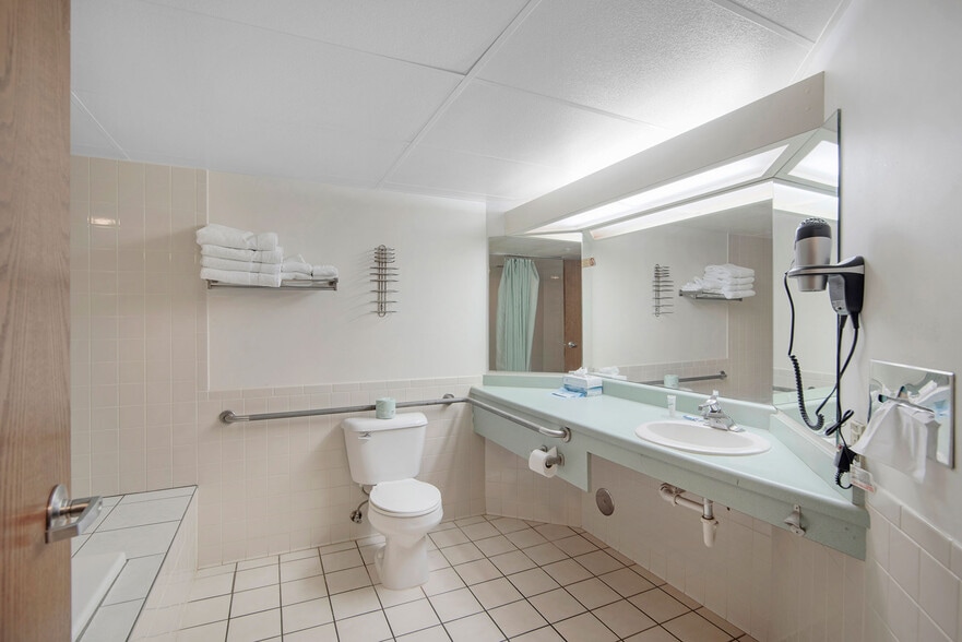 More Photos Of 604 N McEwan St, Clare Hotel For Sale