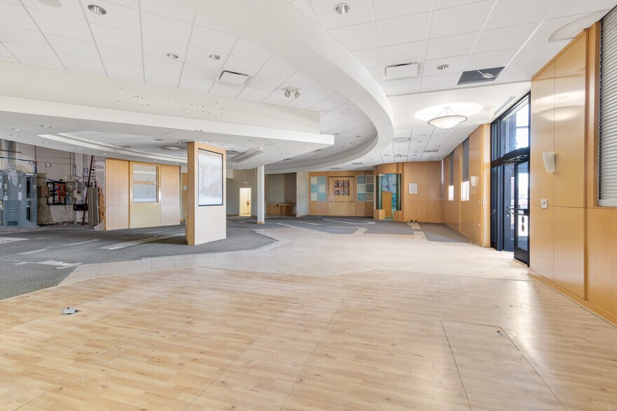 More Photos Of 451 W 14 Mile Rd, Madison Heights Freestanding For Sale