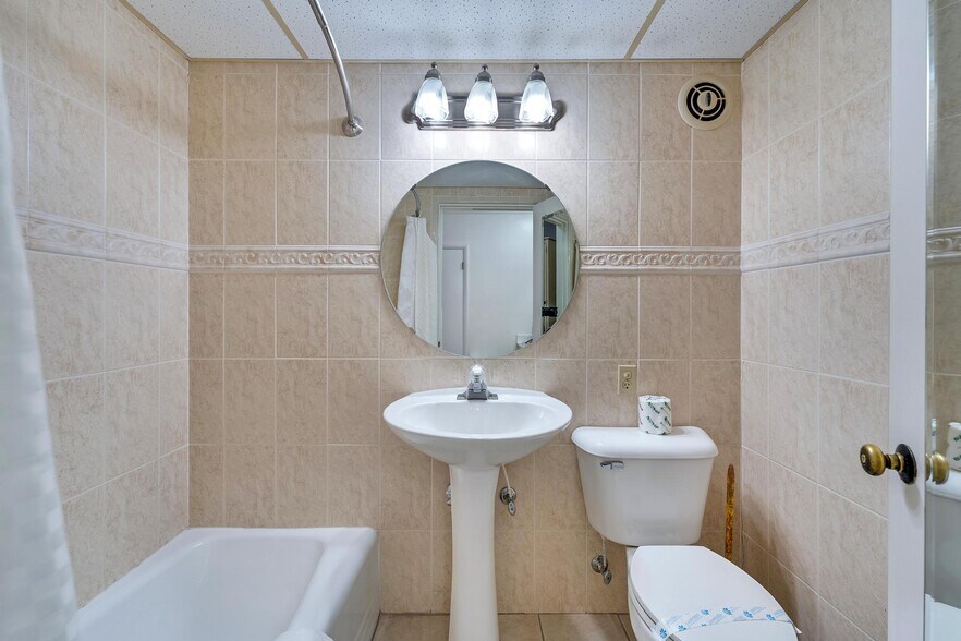 More Photos Of 423 W Main St, Vernal Hotel For Sale