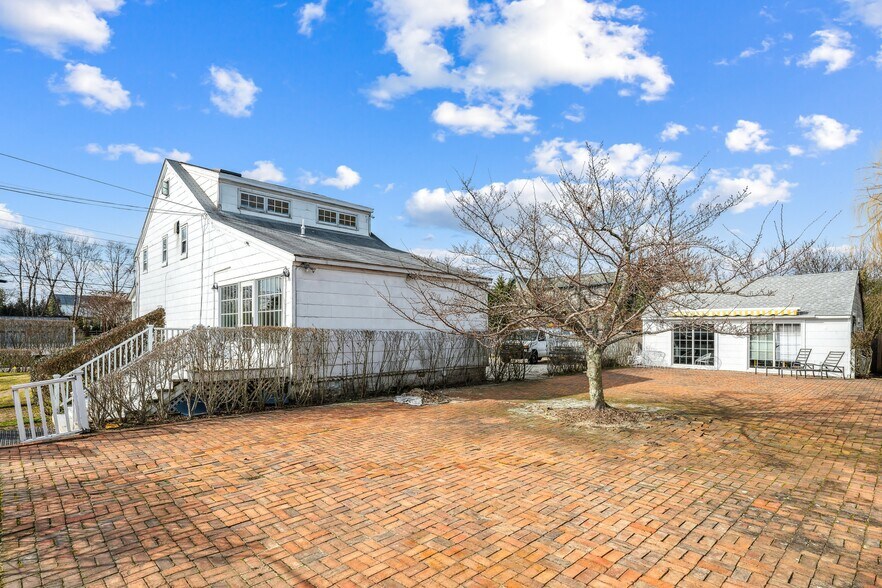 More Photos Of 23 Bridge St, Sag Harbor Freestanding For Sale