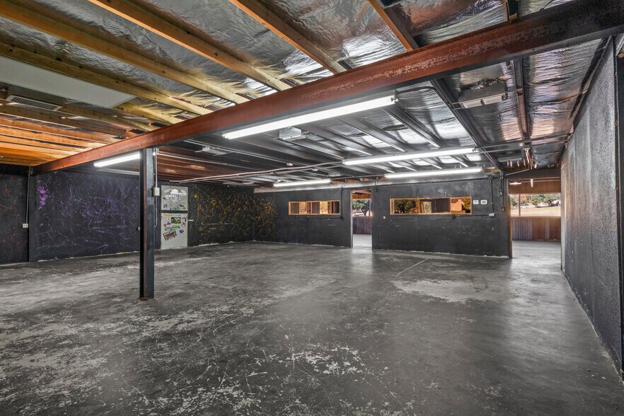 More Photos Of 802 E Main St, Omaha Flex For Sale