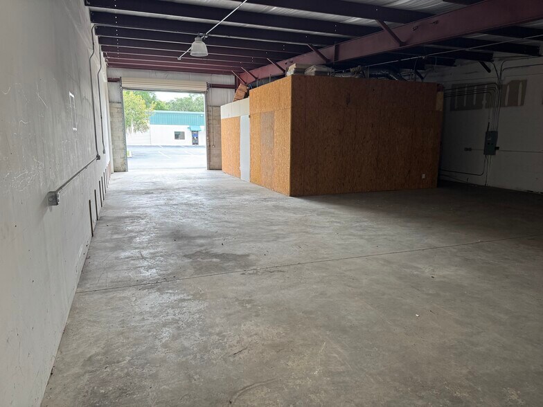 More Photos Of 3315 SW 13th St, Ocala Warehouse For Lease
