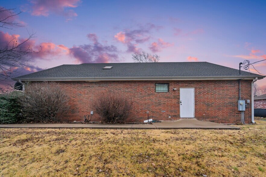 More Photos Of 1412 Se 14th St, Bentonville Medical For Sale