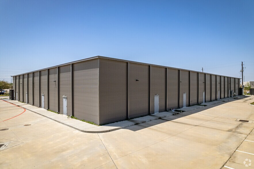 More Photos Of 9802 Antoine Dr, Houston Storefront Retail Office For Lease