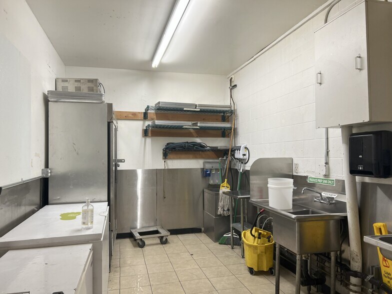 More Photos Of 442 Peace Portal Dr, Blaine Restaurant For Lease