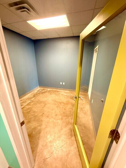 More Photos Of 2205 E 5th St, Austin Office For Lease