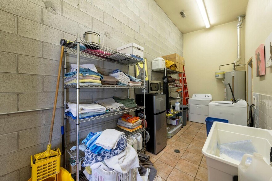 More Photos Of 5951 S Stratler St, Salt Lake City Veterinarian Kennel For Sale