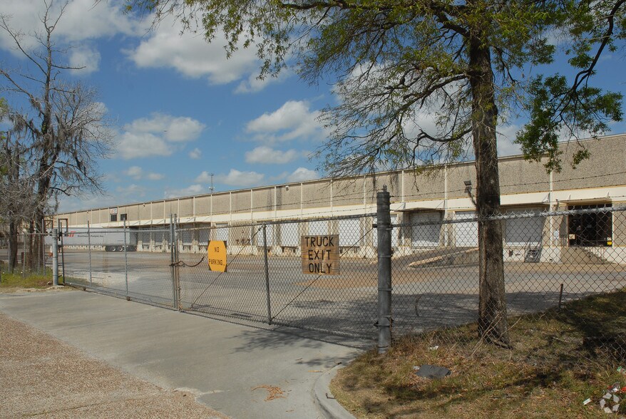 More Photos Of 9013-9021 Spikewood Dr, Houston Truck Terminal For Lease
