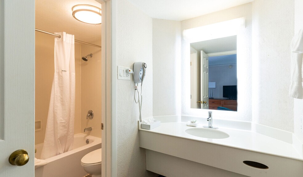 More Photos Of 675 Scott Ave, Farmington Hotel For Sale