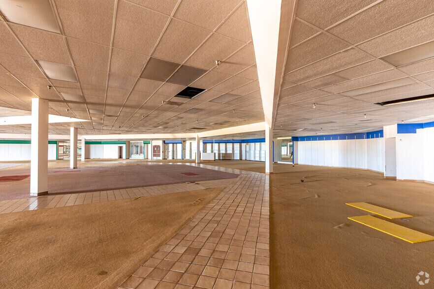 More Photos Of 423-593 Interstate 30, Rockwall Unknown For Lease