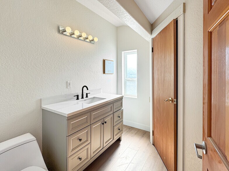 More Photos Of 902 E Maple St, Arlington Medical For Sale