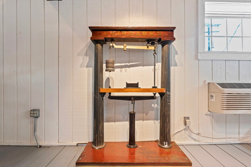 More Photos Of 20704 Ashburn Rd, Ashburn Unknown For Lease