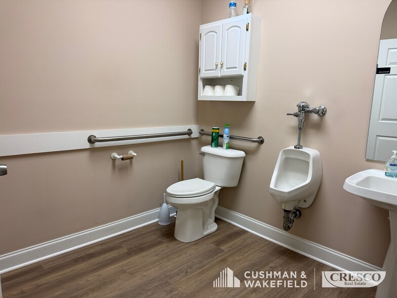 More Photos Of 33420-33442 Liberty Pky, North Ridgeville Light Distribution For Sale