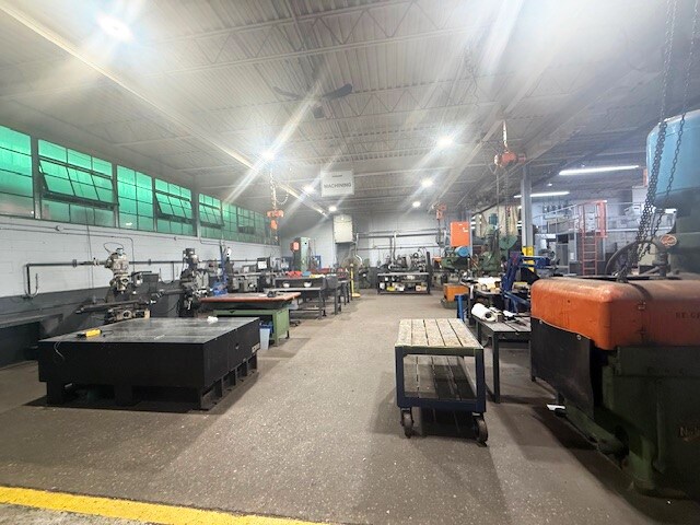 More Photos Of 4790 North Service Rd E, Windsor Distribution For Lease