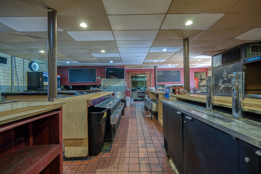 More Photos Of 1 Main St, Lyndora Restaurant For Lease