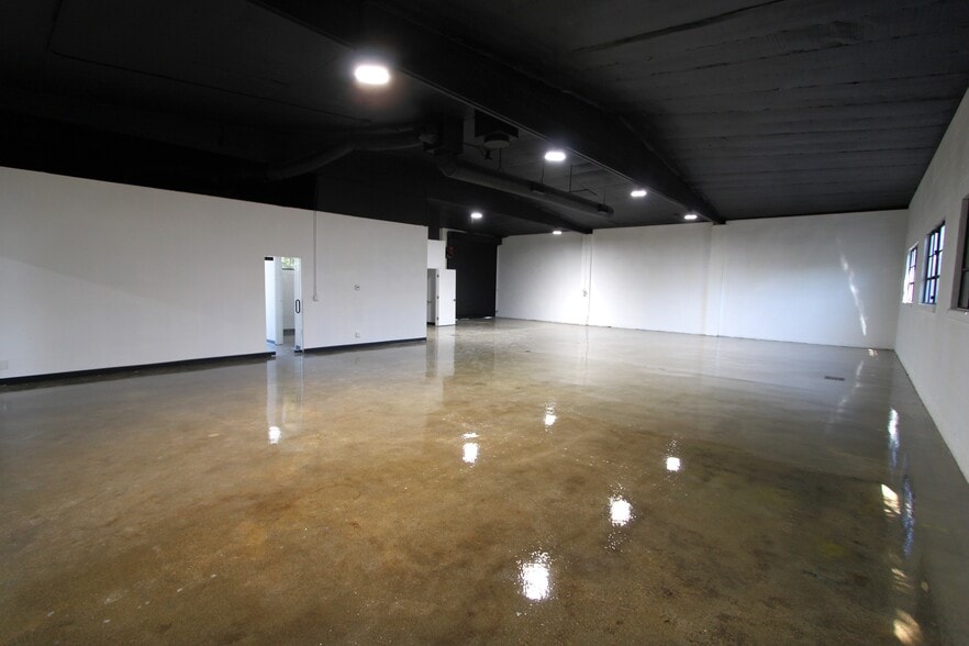 More Photos Of 2124-2134 Floyd St, Burbank Warehouse For Lease