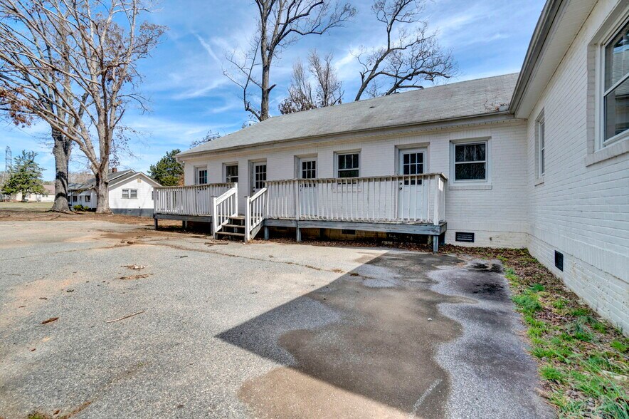 More Photos Of 12117 Highway 221, Woodruff Office For Sale